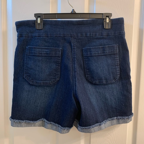 Women's jean shorts - Picture 2 of 3